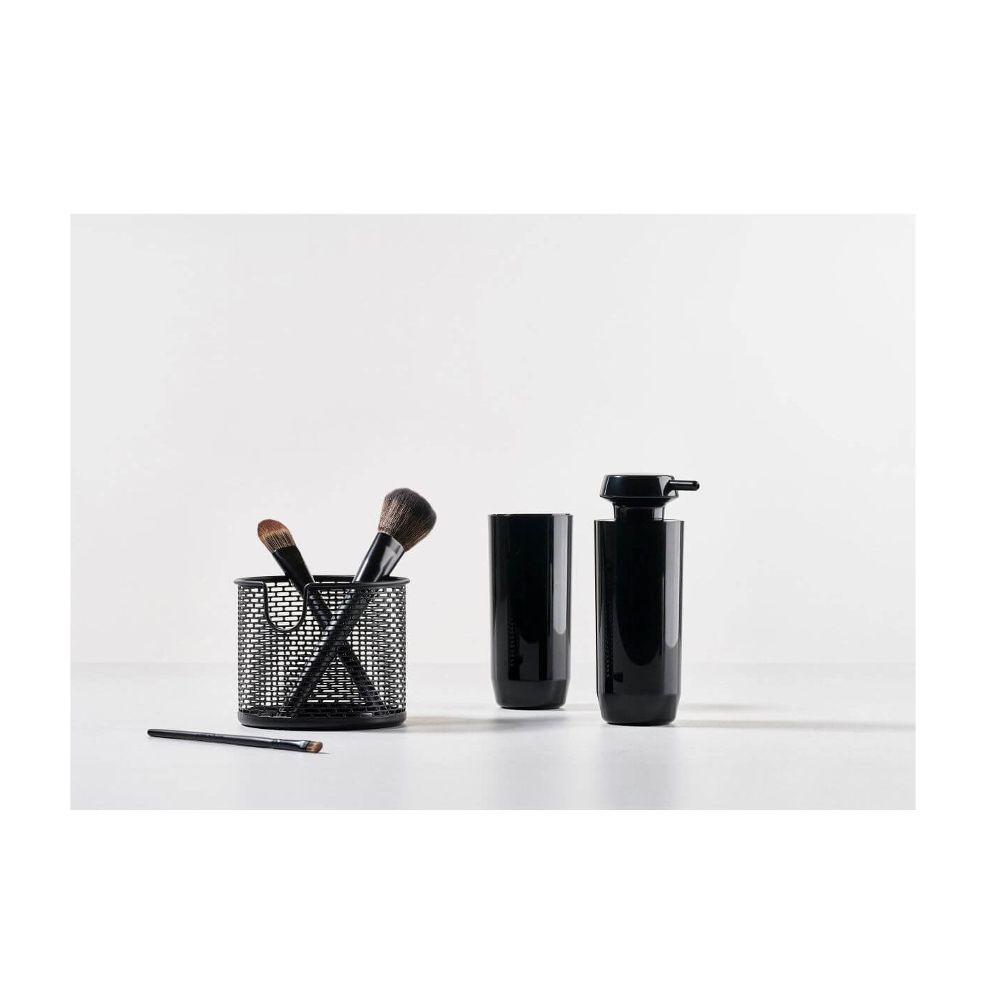 Kubek Na Szczoteczki Suii Black 332162 Zone Denmark Kubek Na Szczoteczki Suii Black 332162 Zone Denmark